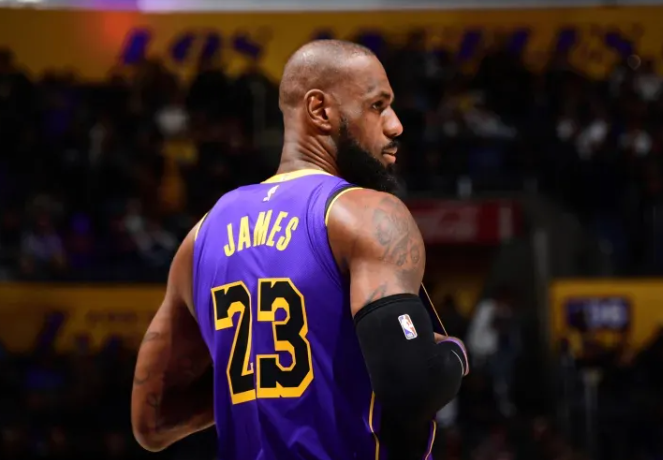 现在的詹姆斯，映衬出一个老将的悲哀，现在的联盟，老而不死真是贼。詹姆斯本场比