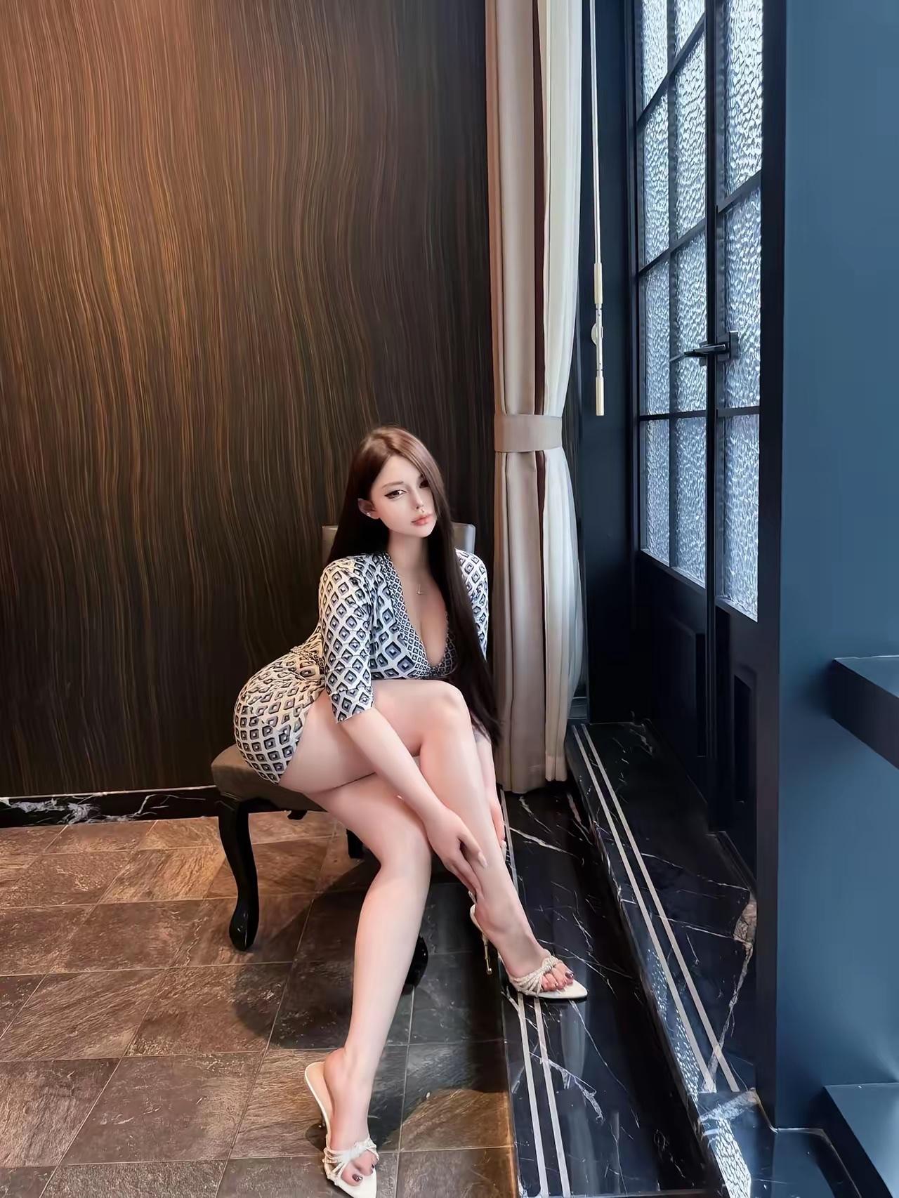 轻纱掩映，玉人倚门