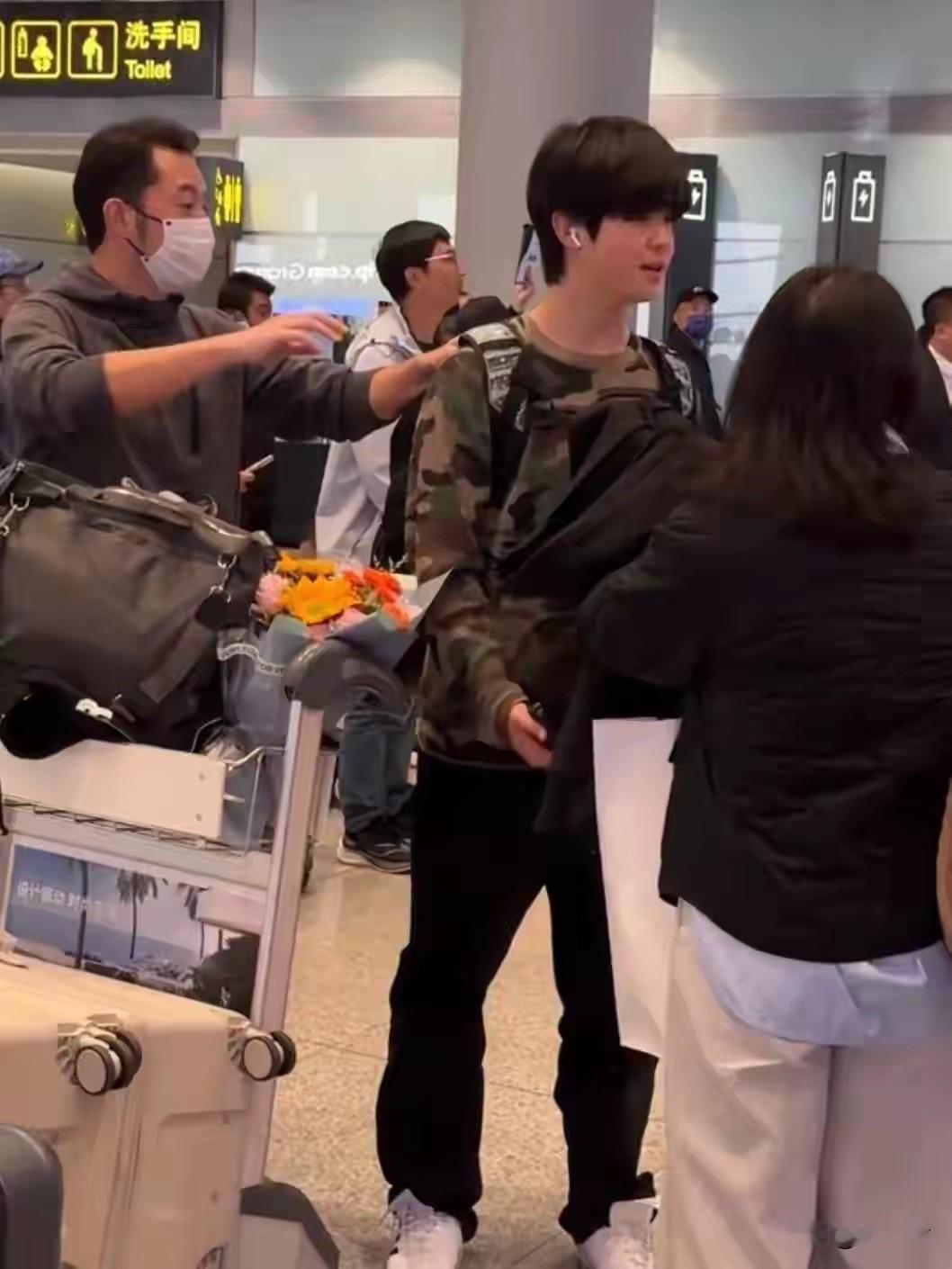 安吉小鱼儿英国留学回国机场见父母开心拥抱兄弟俩身高已超沙溢天呐安吉和小鱼