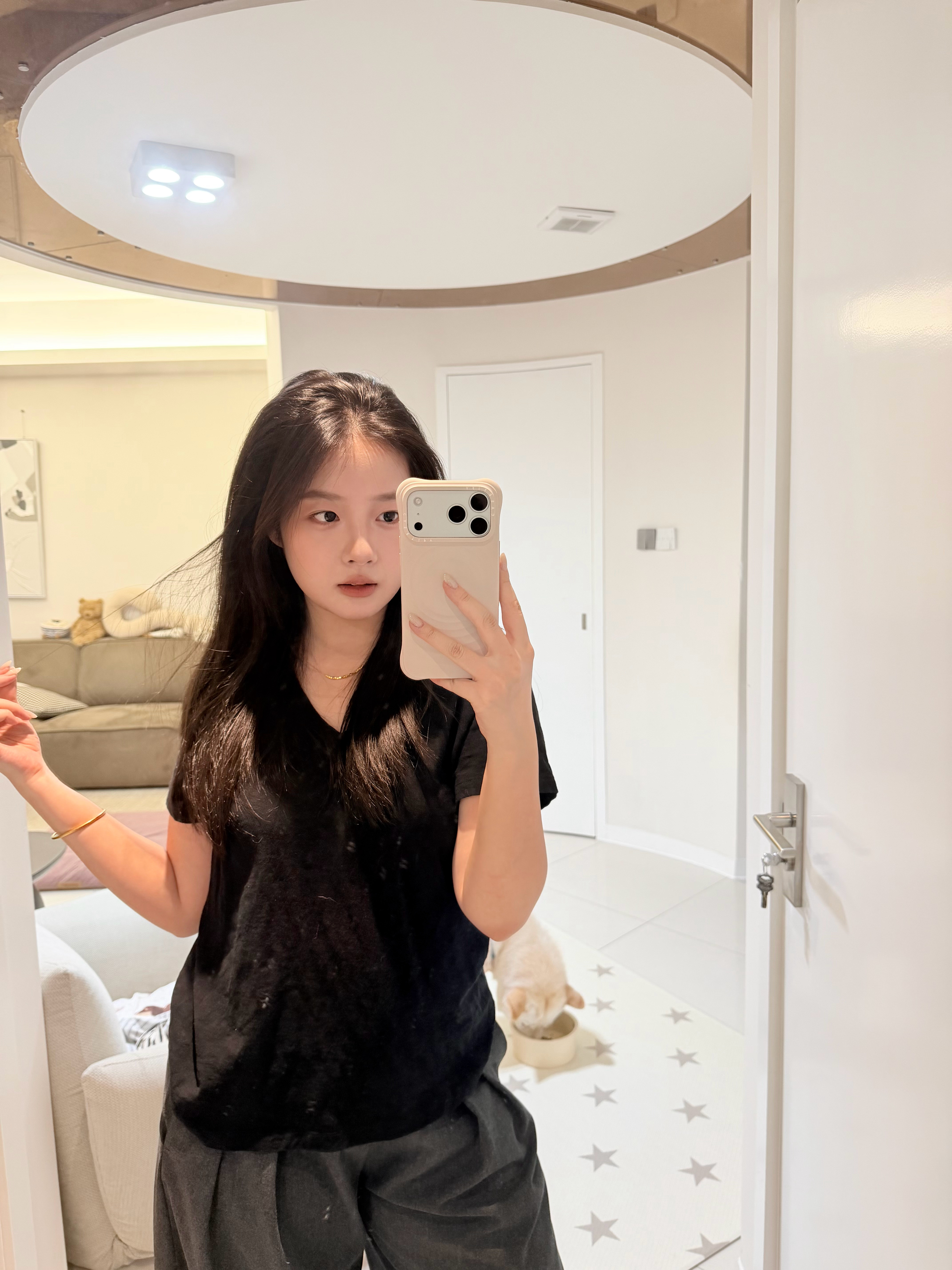 这个小姐姐要出门了。