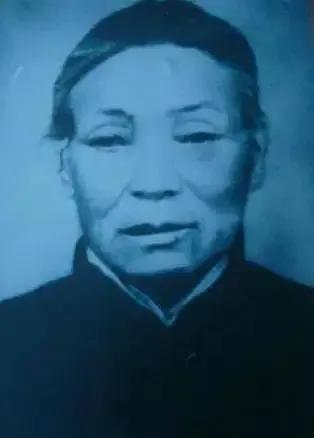 1942年，山东乐陵，八路军科长于志洪和战士小周过敌人关卡，忽听伪军叫：“抓八路