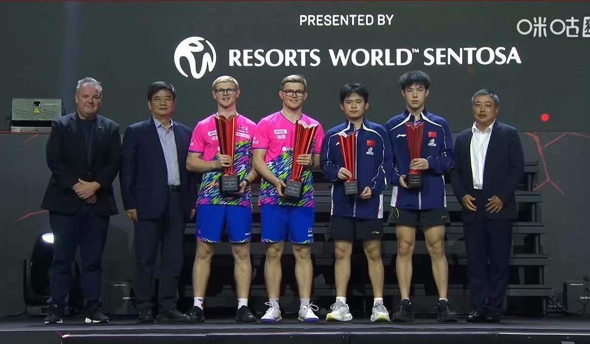 国际乒协副主席刘国梁先生来给冠亚军颁奖了！2026WTT新加坡大满贯男双项目颁