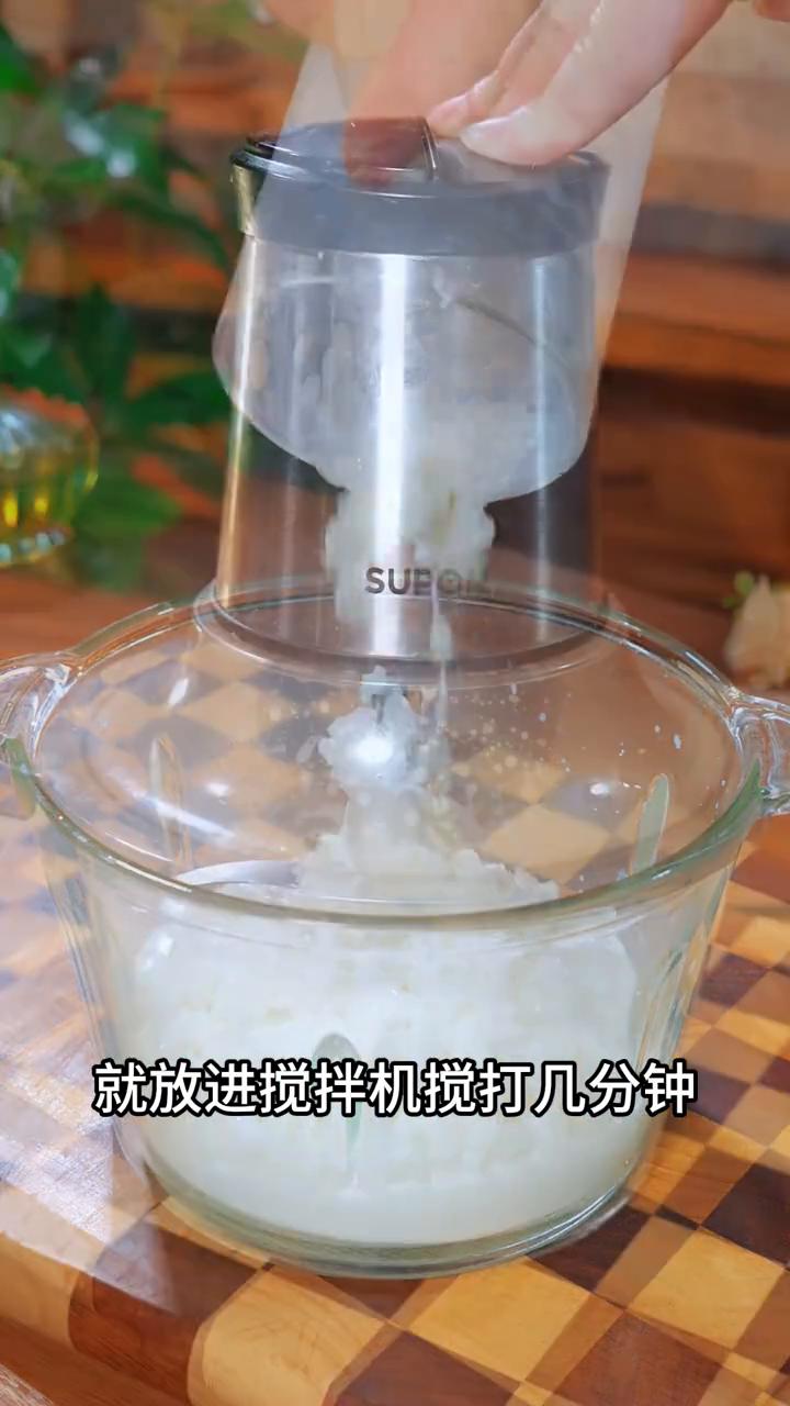 大米新吃法。一碗昨晚吃剩的米饭，一盒孩子不爱喝的纯牛奶，用手抓拌均匀，瞬间就可