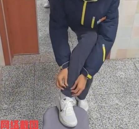 长春某学校的八年级教室门口。因为这些天长春气候巨冷,此刻班里学生们因感冒请假