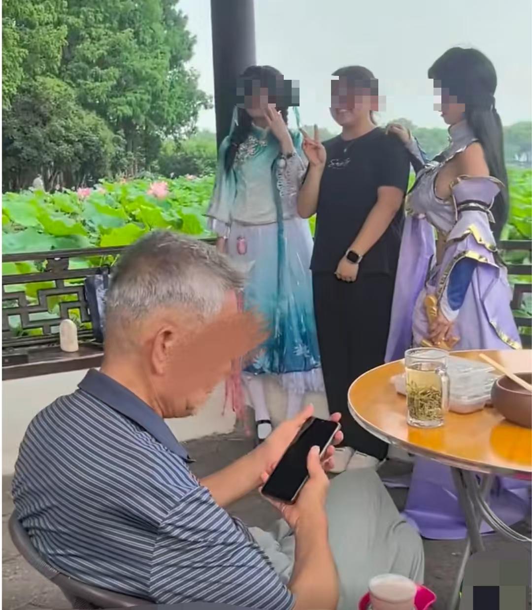 杭州，女子发视频吐槽：无法无天的大爷，西湖凉亭网红打卡点被大爷霸占。拍照大无语