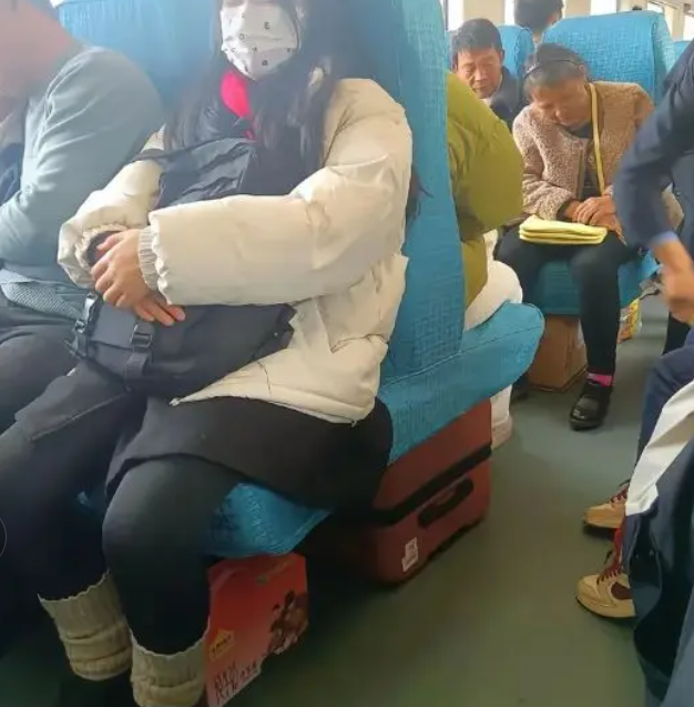为啥看到我，她就故意摘下口罩？是喜欢上我了吗？