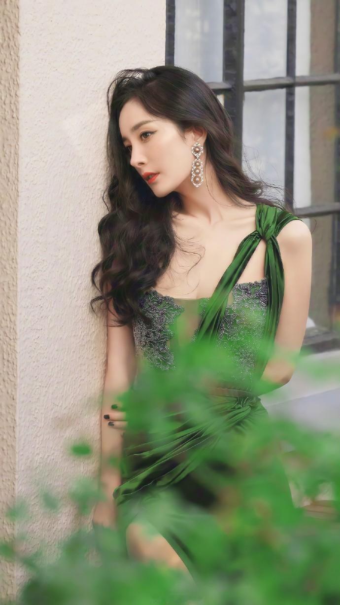 杨幂爆火过膝靴穿搭介绍，这款当年卖断货的过膝靴以弹力拼接材质打造，靴筒能紧密贴合