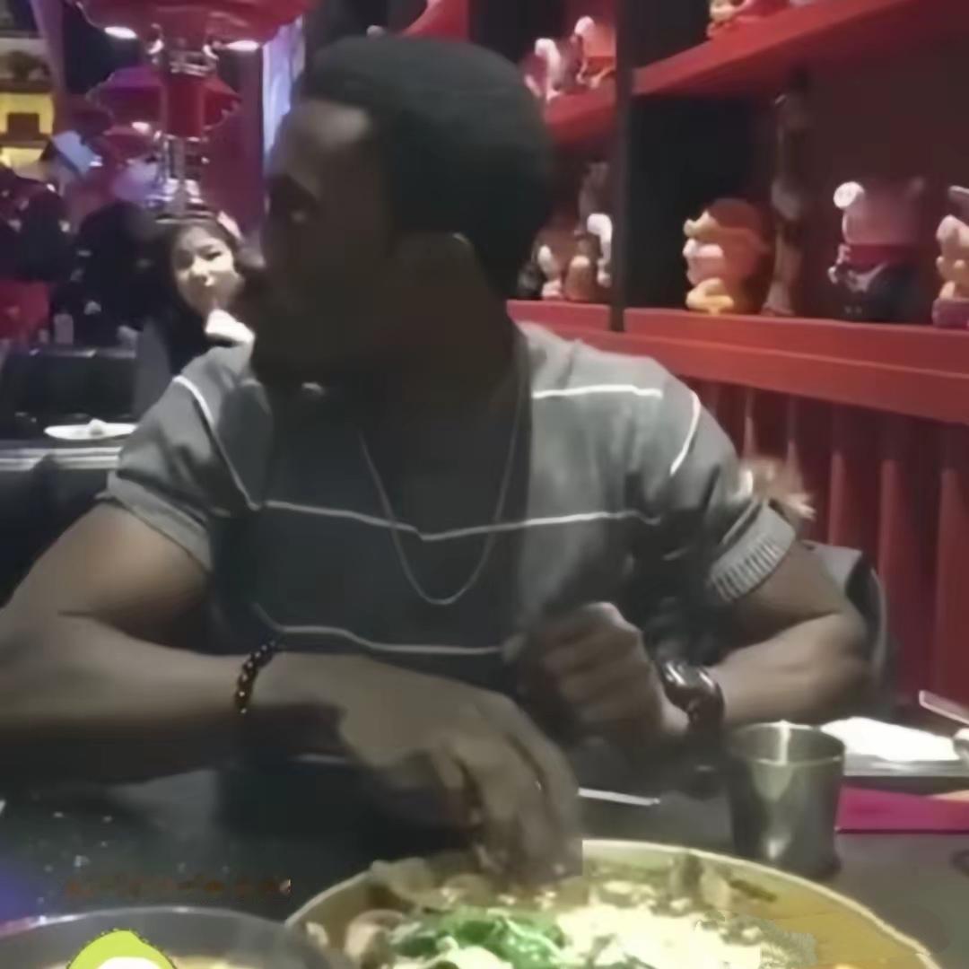 哈哈哈哈哈我真的笑死了！🤣我朋友谈了个老外，第一次带出去吃饭，全场最靓的仔