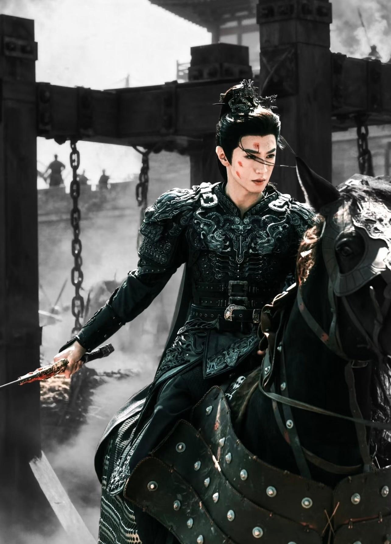 张凌赫陈哲远将军造型的极致反差