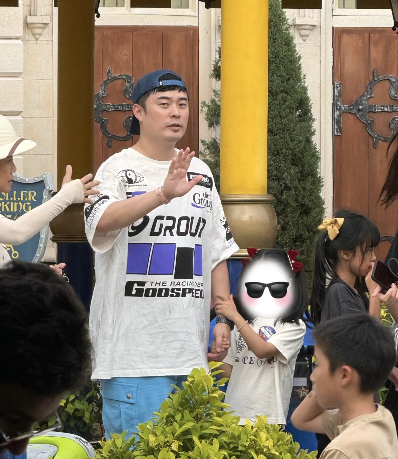 1月2日元旦假期，陈赫和老婆张子萱带着两个女儿现身新加坡环球影城，他看起来胖了一