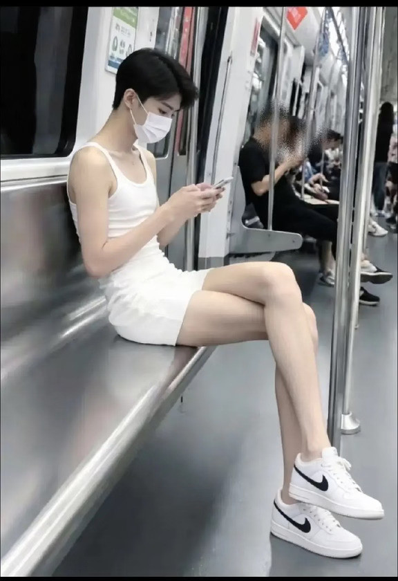 帅哥穿吊带坐地铁，这松弛感我服了！