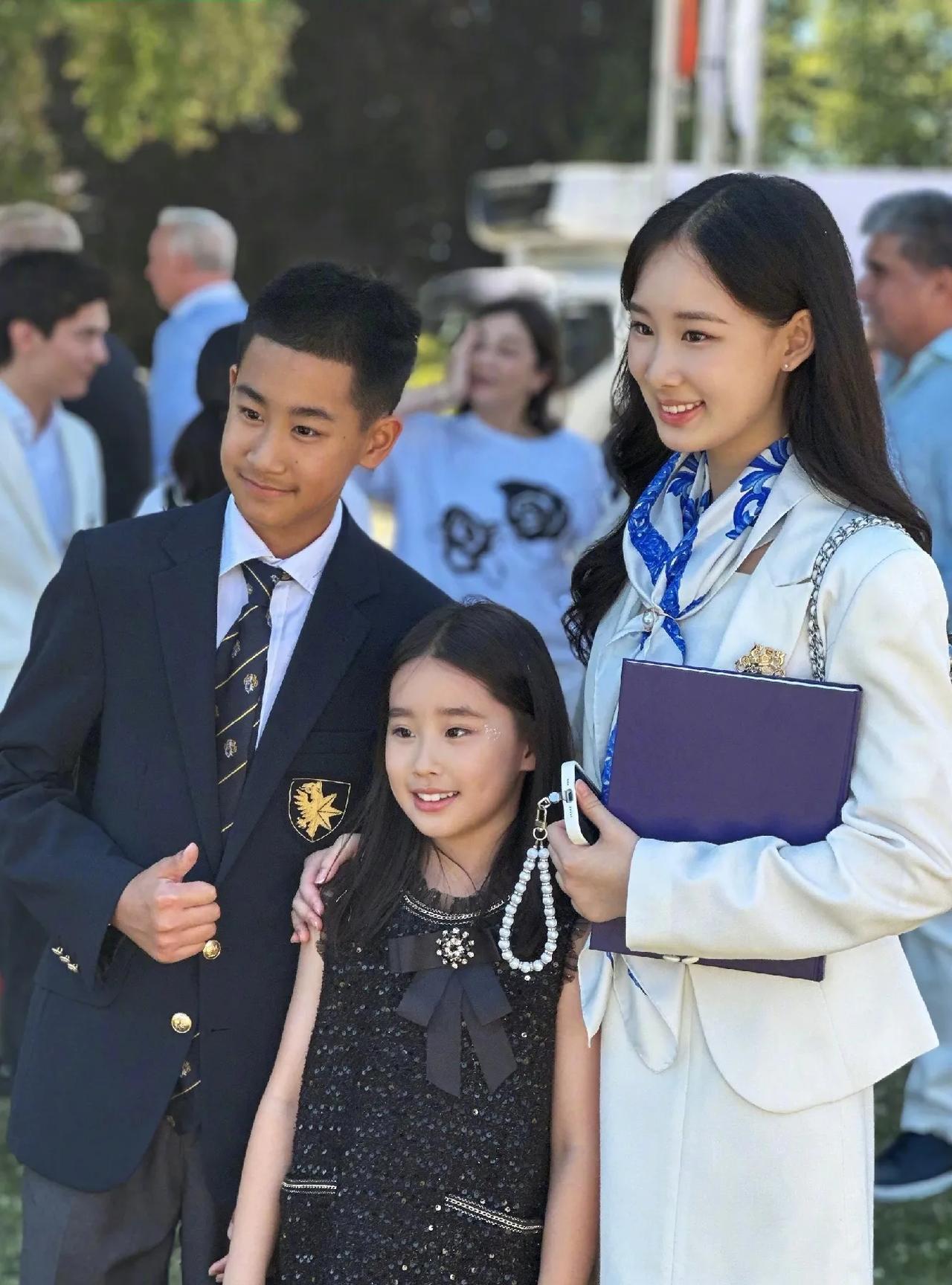 赵文卓发文炫耀孩子，当然他的孩子的确也很优秀。他的大女儿赵子仪高中毕业并获得了生