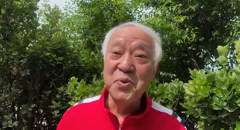 牛群的亲戚朋友最近都在偷偷做一件事，每次给他打钱，都要编一个谎。"公司退税