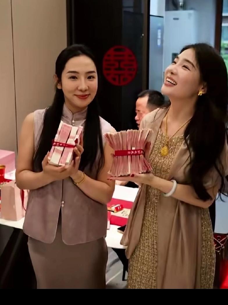 弟弟结婚俩个姐姐来随礼，各自拿出一捆现金，神采飞扬溢满了屏幕，终于盼到弟弟结婚这