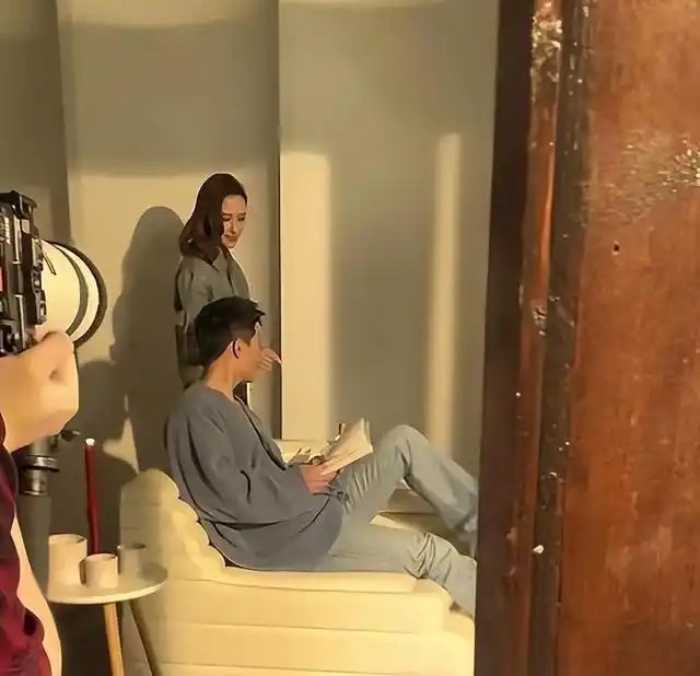 何超莲、窦骁终于同框了，夫妻当众甜蜜互动狂秀恩爱，俩人越来越有夫妻相了！