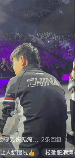 比赛结束了，颁奖了，莎莎看来真的是征战沙场太累了。真的很惊奇，颁奖仪式上，莎