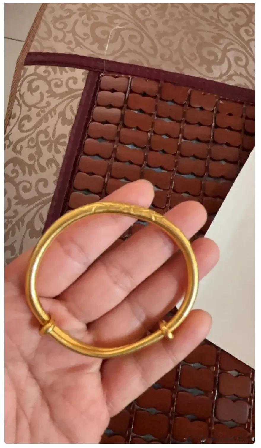 终于领悟了古人所言：黄金不落穷人手。卖了两个黄金手镯，一个是黄金手镯，一个是推
