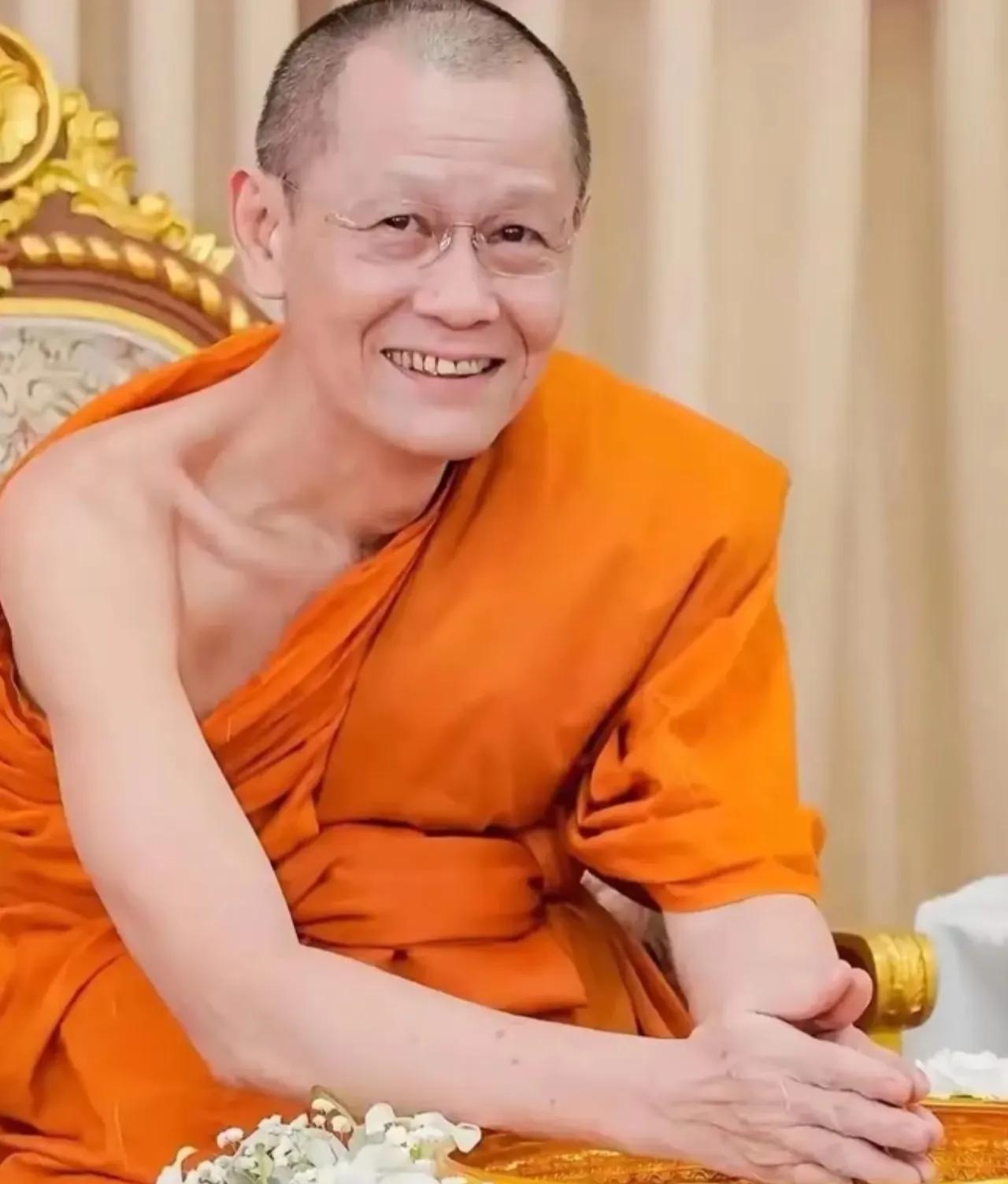 一张圆桌一园春，一袭袈裟一生金。一声阿雅一嗔痴，一声佛号一声心。