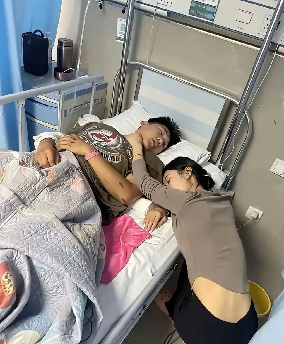 医院里看到的一幕，不得不说，太温馨了吧。这男人上辈子是不是拯救了银河系，娶到这么
