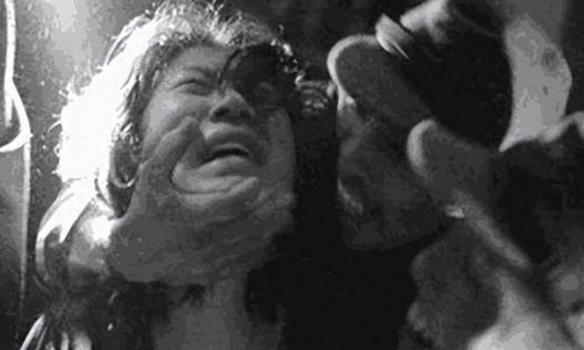 1943年，慰安妇曹黑毛生下了鬼子的儿子，随后，将婴儿扔在了冰冷的山洞里，哭喊着