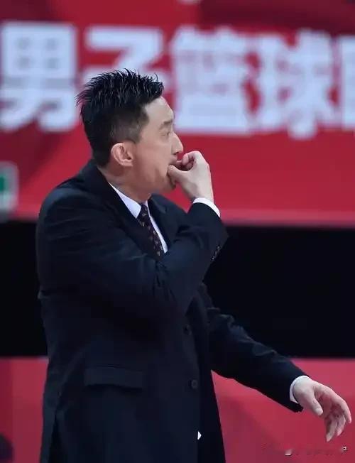 我终于知道广东队的主教练杜锋为什么那么喜欢在赛场上吹口哨了？作为广东队的主教练