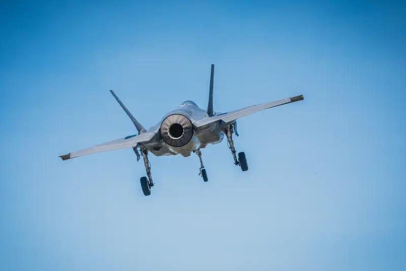 歼35这一“新星”舰载机可太有看头了！它有着独特优势，机身设计合理，像其长度约1