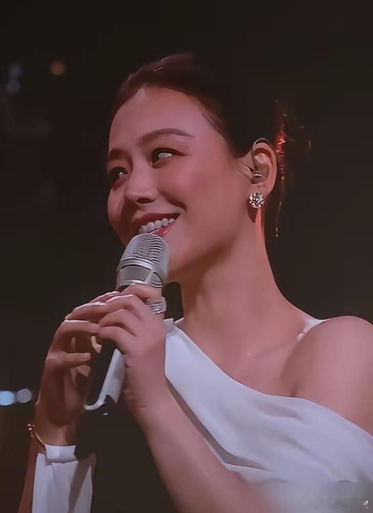 欧豪马思纯同台了，愣是没给对方一个正眼，连余光都收得干干净净。活动直播全程，两
