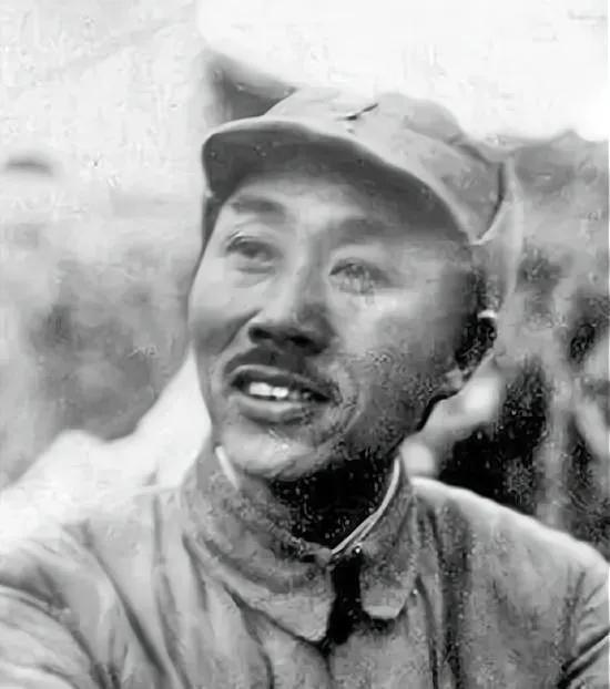 🌛1940年秋，太行山黄崖洞兵工厂内，刘鼎正对着日军掷弹筒苦思。这不到3公
