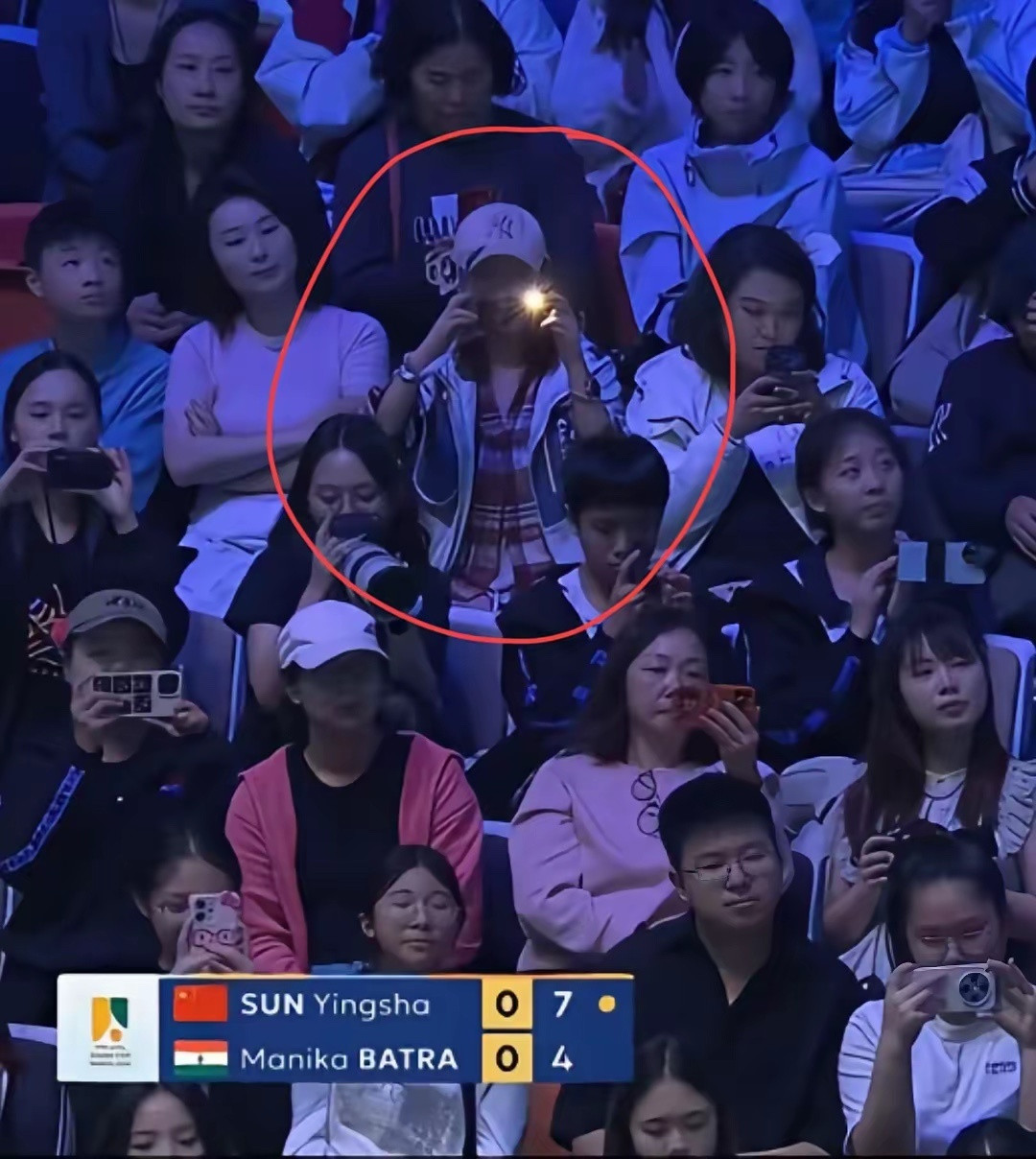 很明显，这个开闪光灯的，就是故意的。你看旁边的人都露着脸，就她戴着帽子戴着口罩，