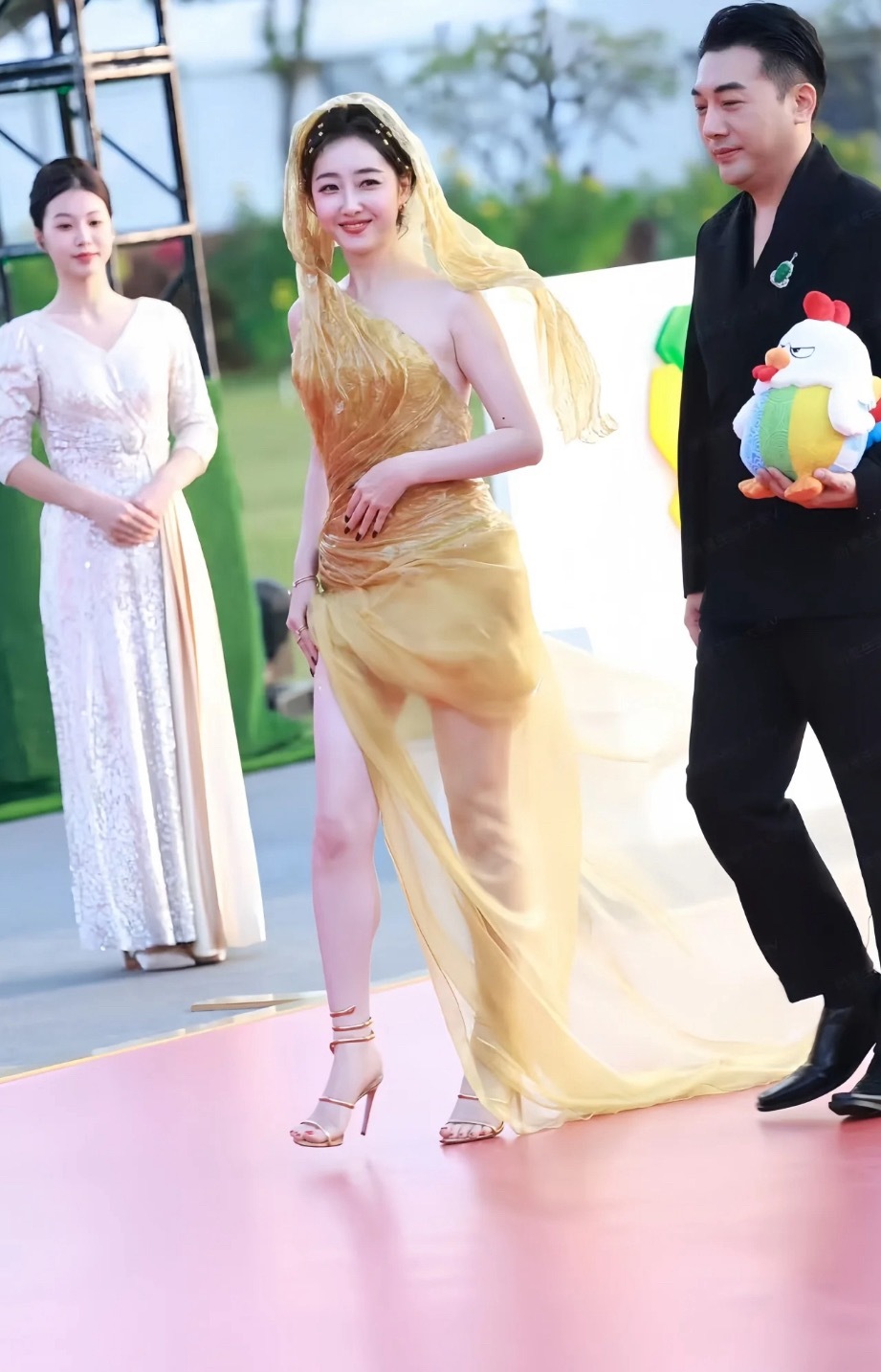 好喜欢她这一身！好美！蒋梦婕她真的好白啊