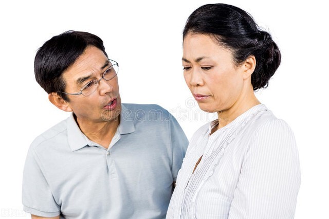 我朋友的公婆最近在闹离婚，老两口都60多岁了，她公公恋爱脑，非要追情怀，离婚去找