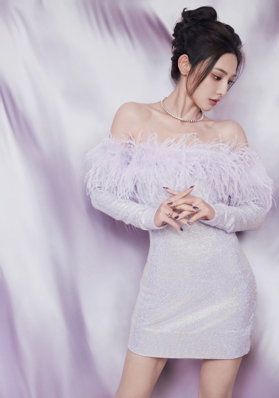 彭小苒的腰就薄薄一片彭小苒的腰堪称“纸片腰”的绝佳范本，薄得像精心裁剪的丝绸，侧