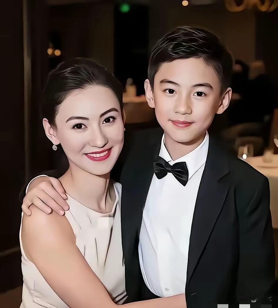 张柏芝儿子太帅了吧！虽然不知道孩子爸爸长什么样，感觉这孩子眉宇间，似乎有点像两