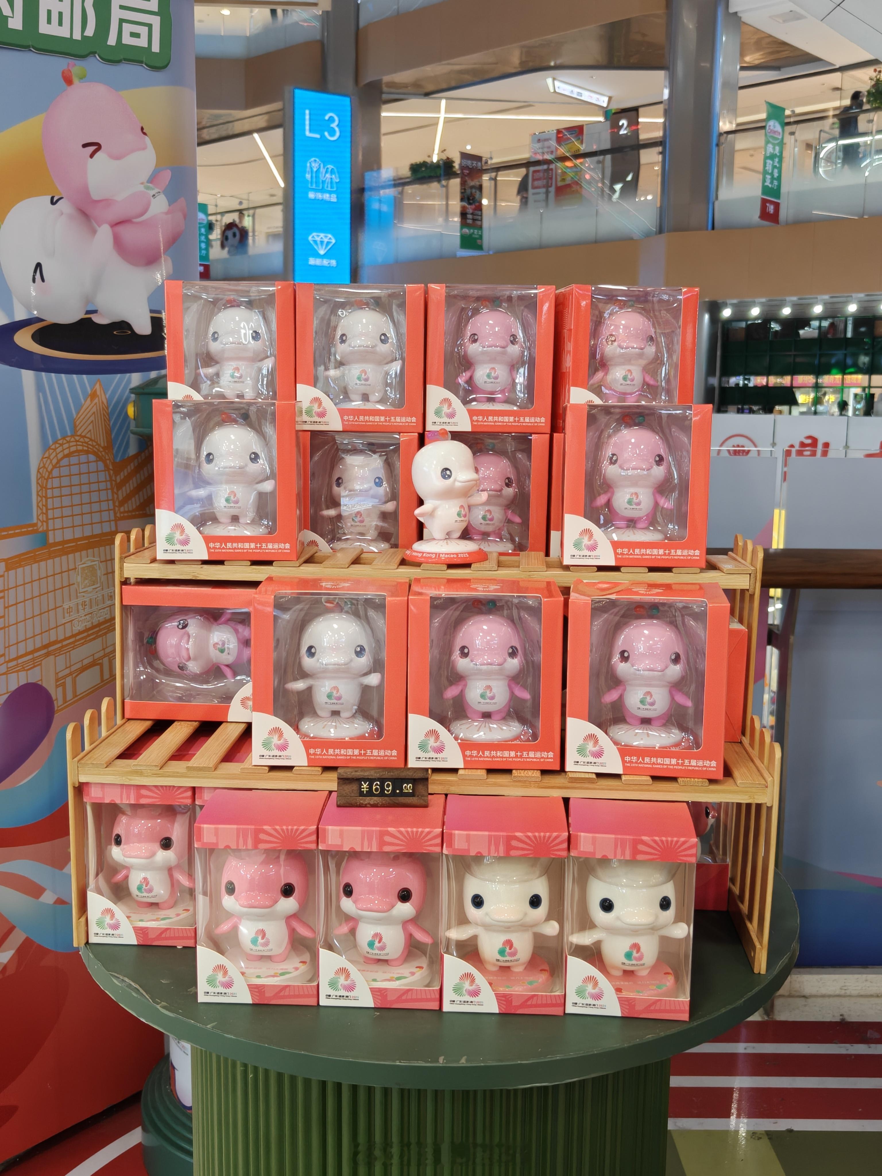 「想买一对白切鸡拼豉油鸡。」（细看价格）「我靠，好贵，蒜鸟蒜鸟。」​​​