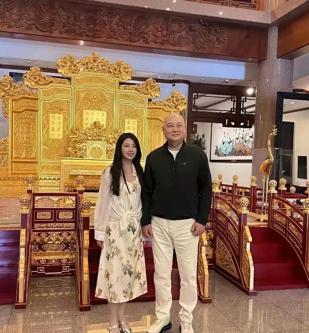 “唐僧”自从夫人去世后，就放飞自我了。可能他并未真正爱过她夫人，答案只有他本人