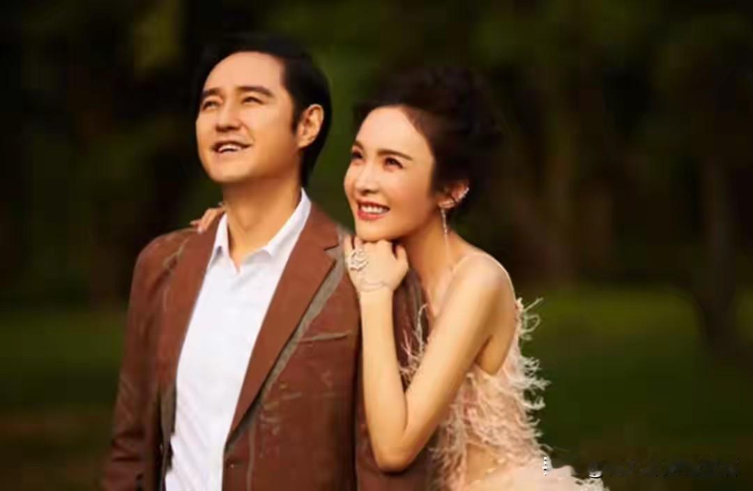 原来冯雷早结婚生子了。演员何昊阳分享了和冯雷的婚纱照，确认两人的夫妻身份，同时