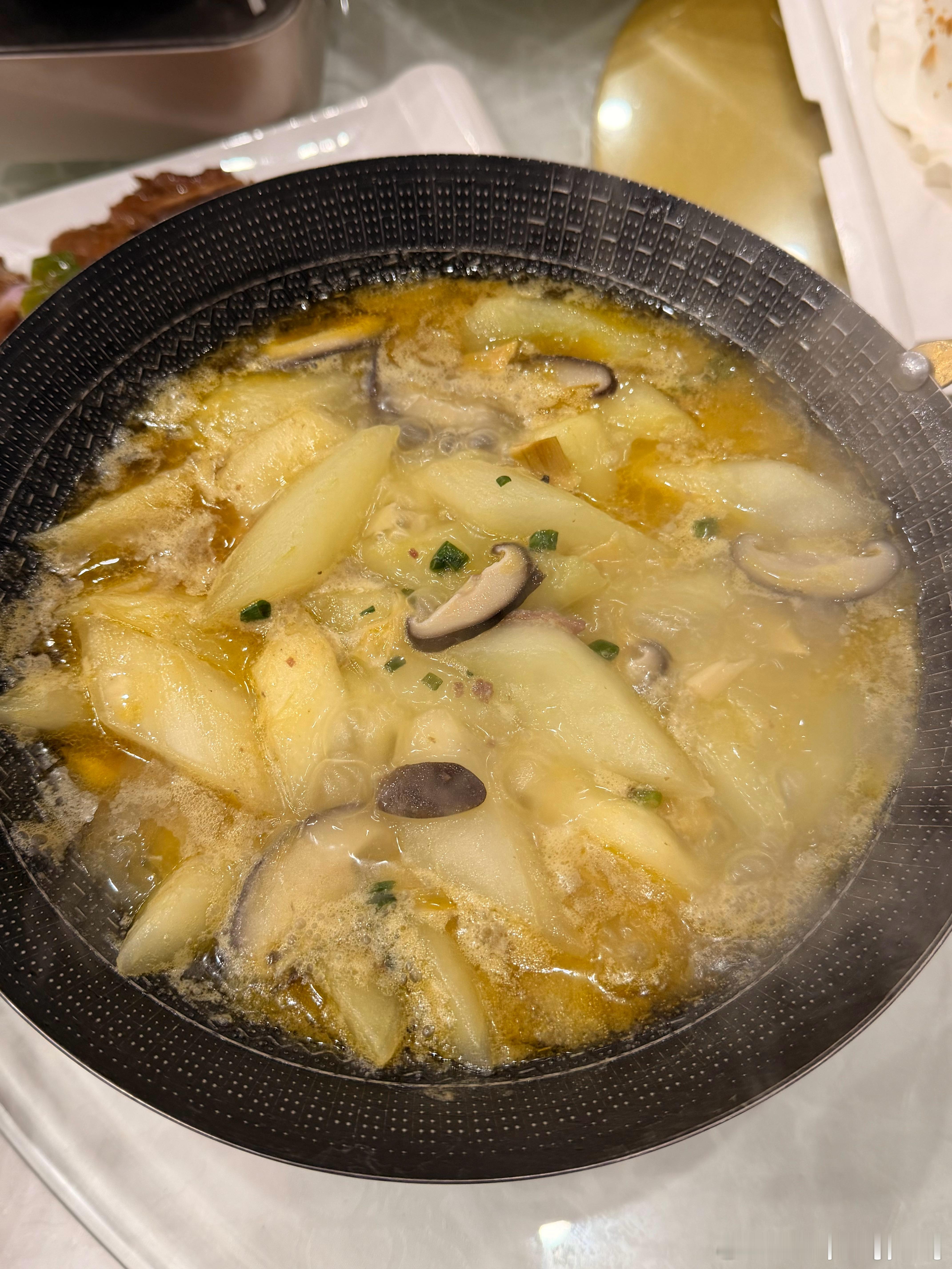 粉墙黛瓦藏人间烟火，徽州风味满是山野灵气。臭鳜鱼闻臭食香，鲜醇入味；毛豆腐外酥里