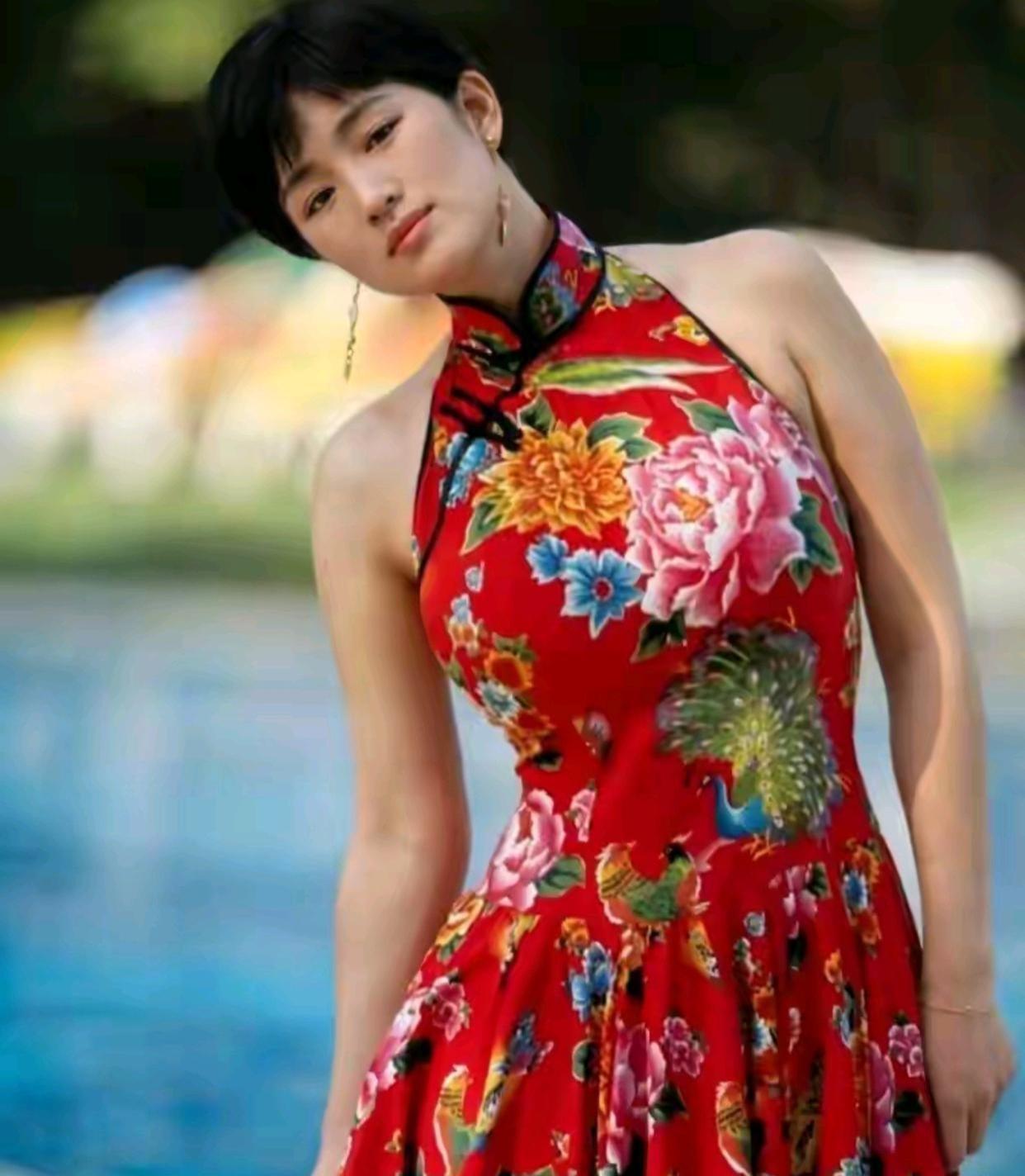 1992年威尼斯电影节，巩俐身着标志性，东北大花被面旗袍，光彩夺目，连身旁的张艺
