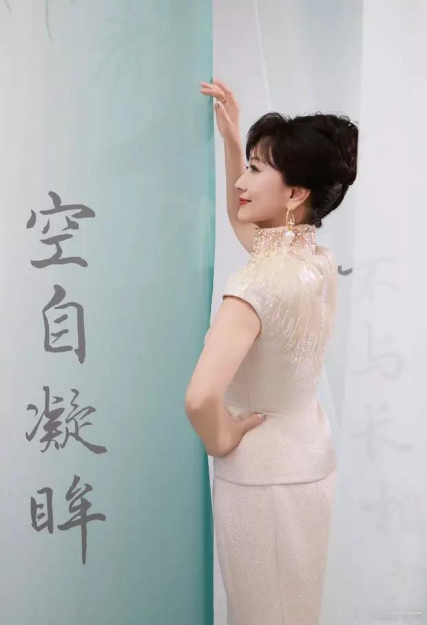 赵雅芝化身书卷气美人优雅端庄，身穿新中式旗袍套装气质迷人！​​​
