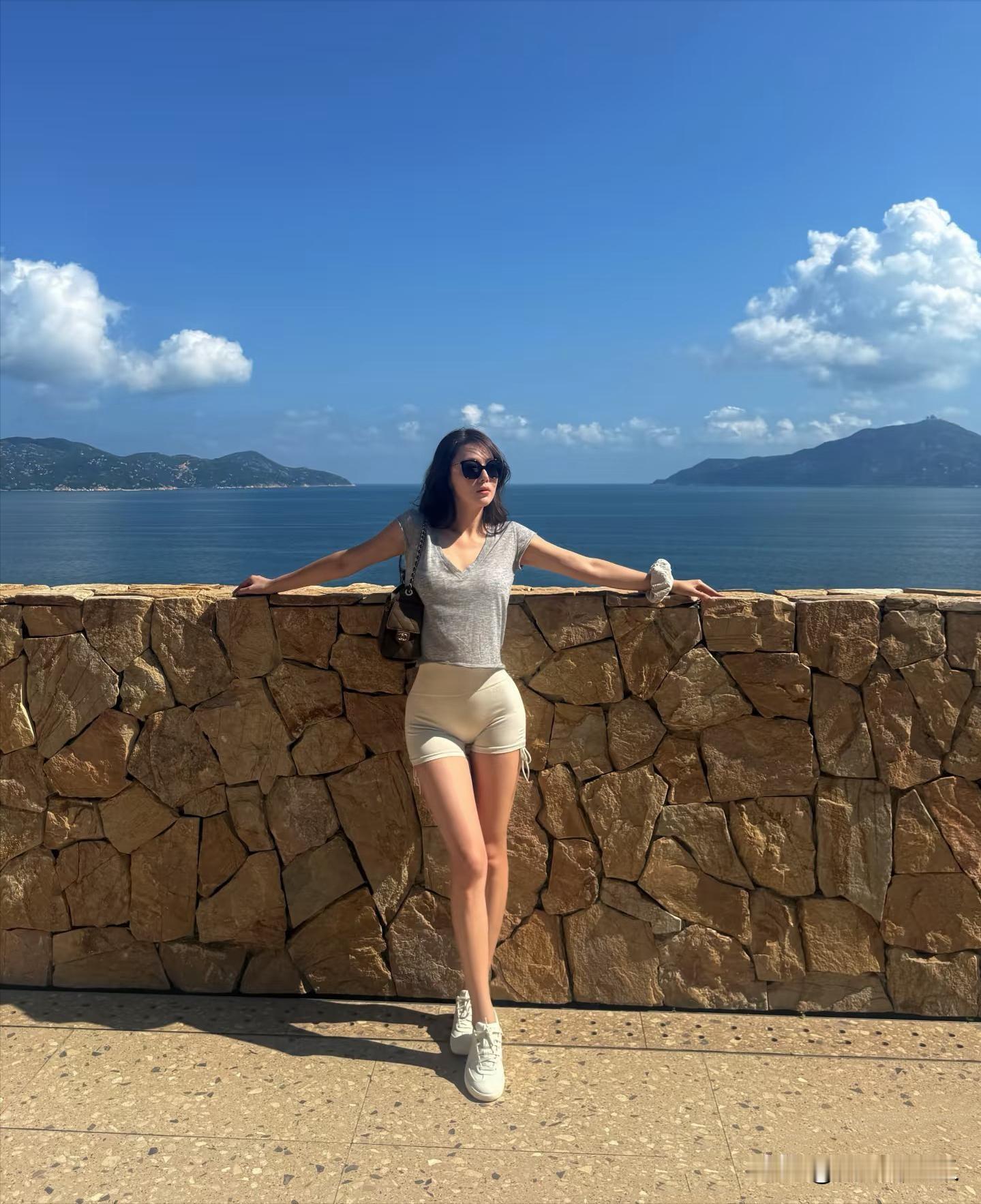 张馨予婚后生活状态亮眼，不少网友夸赞何捷眼光好大家发现没有？最近张馨予在珠海东澳岛晒出的海边度假随拍