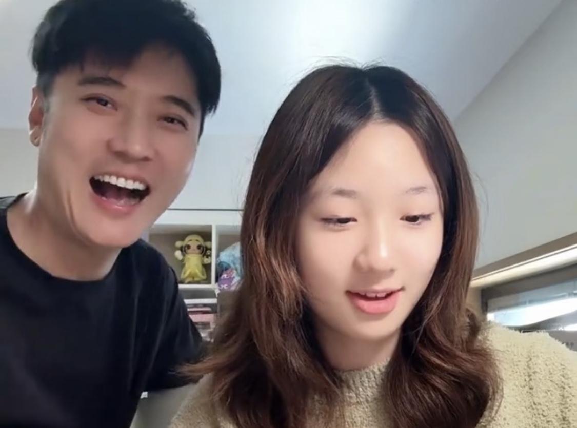 张丹峰当年选洪欣可是太有眼光了，直接提升了下一代颜值。洪欣就眼光不怎么样了。