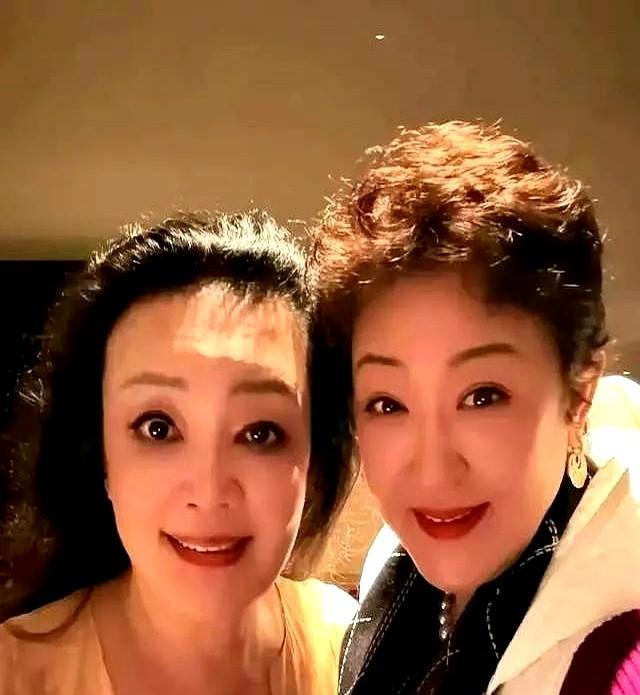 张兰刚下飞机就拖着行李箱直奔前夫现任女友家，二话不说给赵丽萍围上闪瞎眼的围巾！