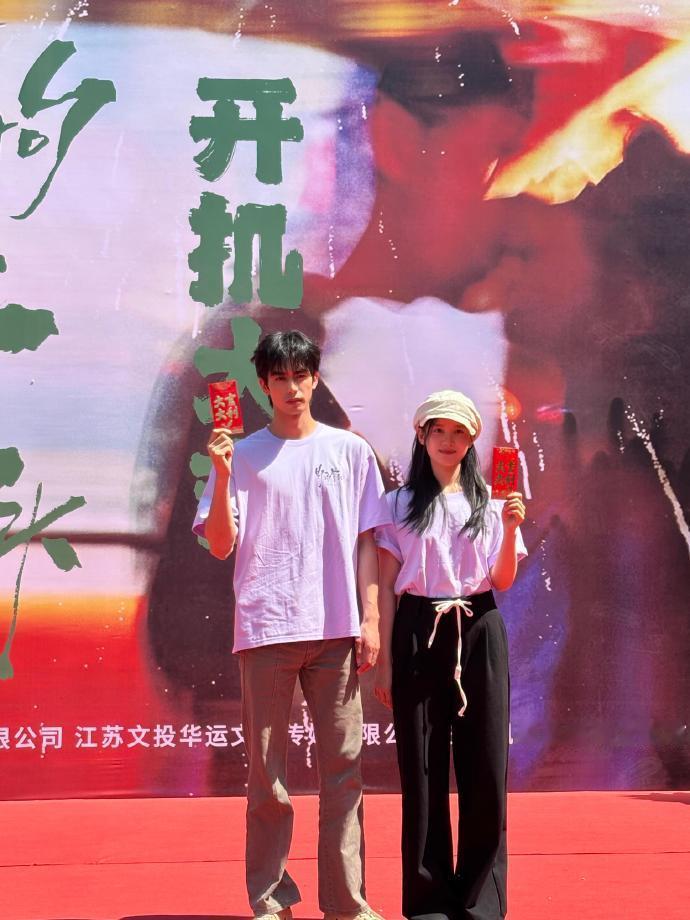 今天张婧仪和宋威龙一起出席新剧开机仪式，两位搭配的都很简洁，不过看起来很有情侣范