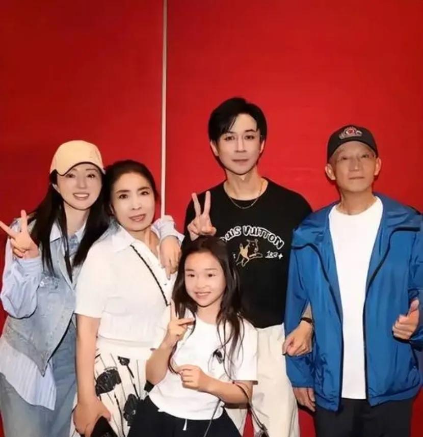 本以为新婚夫妻会躲起来甜蜜腻歪，没想到董璇张维伊新婚没多久就上节目秀恩爱啦！节目
