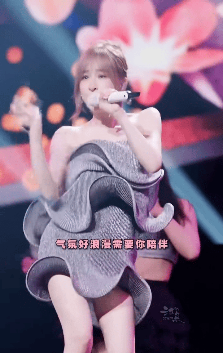 第一次get到老baby们的审美评论区“穿钢丝球都好看”王心凌是真的白到在发