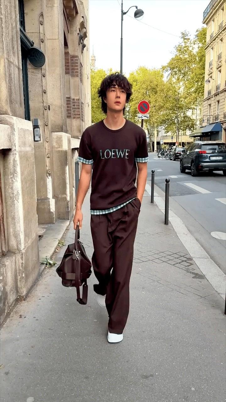 罗意威男模迈着大步迎面走来。这位博博明明一身肌肉，却总把自己裹得严严实实。王