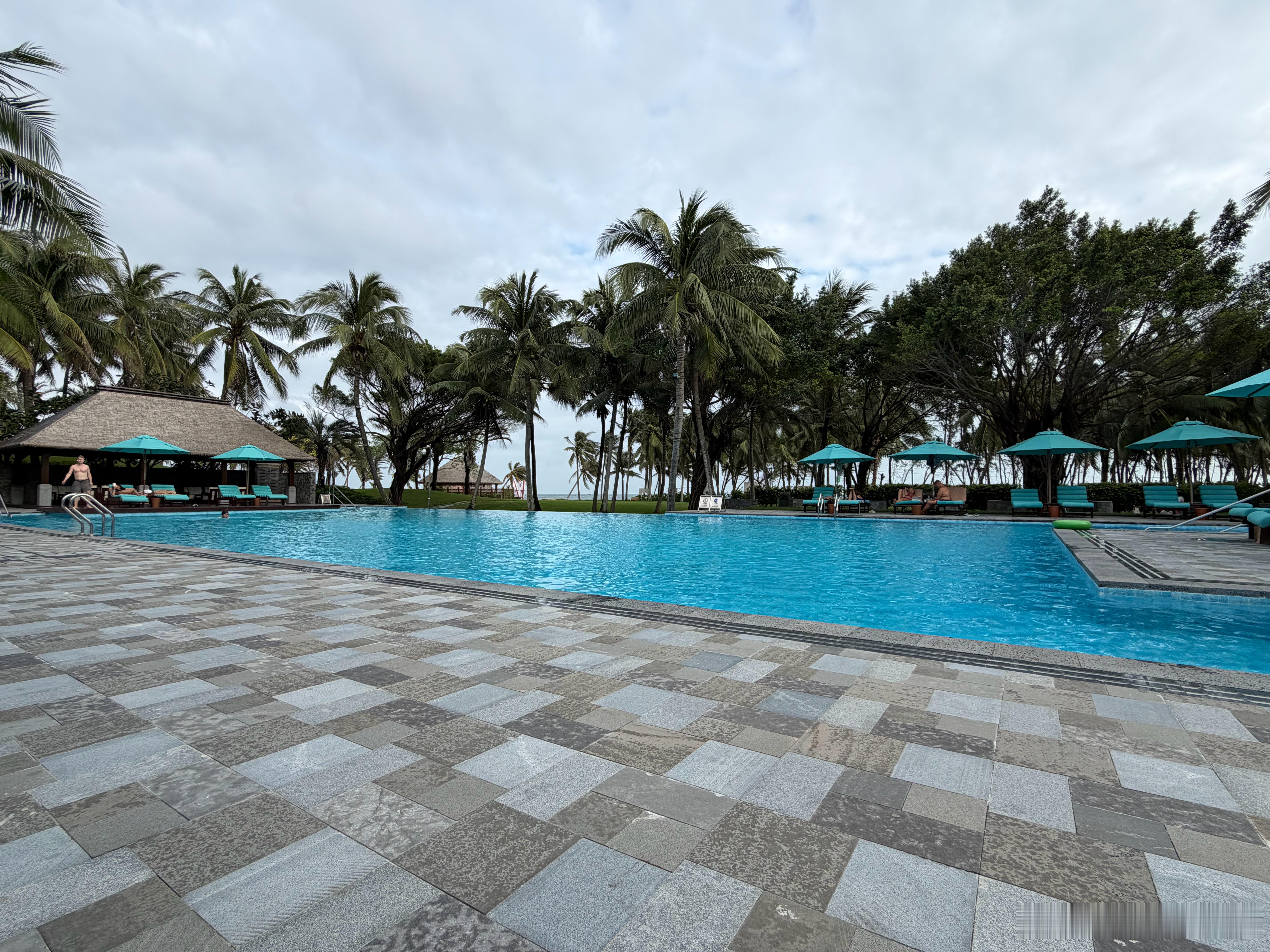 ？？？游完泳，拖鞋被人穿走了[doge]​​​