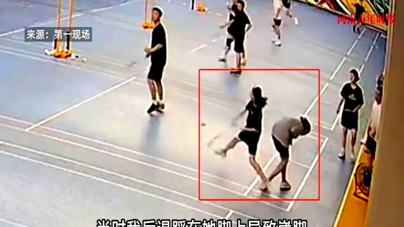 6月6日，广东广州，一女子在体育馆里打羽毛球，谁知因为球掉到了其他人的场地那边，