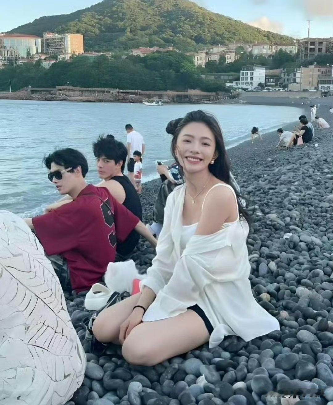 林允去海边玩居然没有路人认出来，那两个男生也不去要个签名​​​