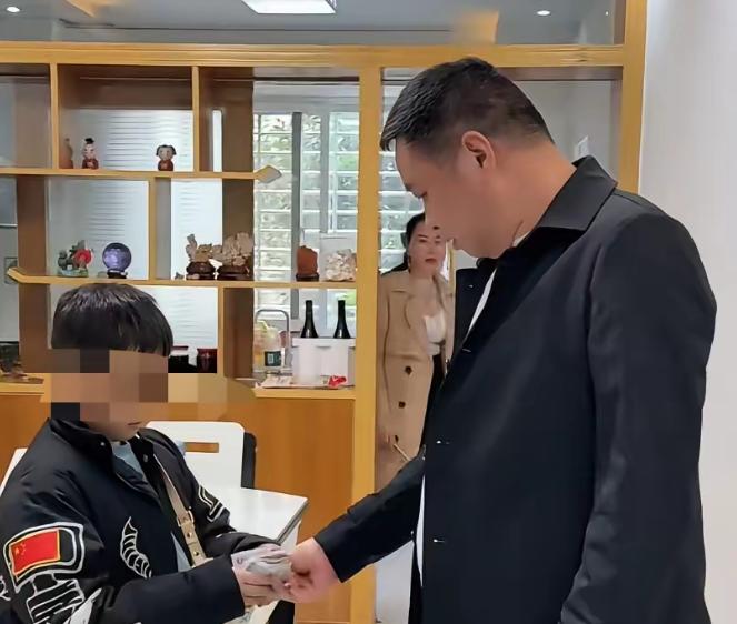 广西，男孩父母离世，叔叔婶婶接他过来一起生活，孩子要上学了，叔叔给他零花钱，婶婶